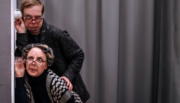Juulia Soidinaho ja Rami Mäkilaine naurattavat Teatteri Hysterian Naapurikyylät-komediassa.