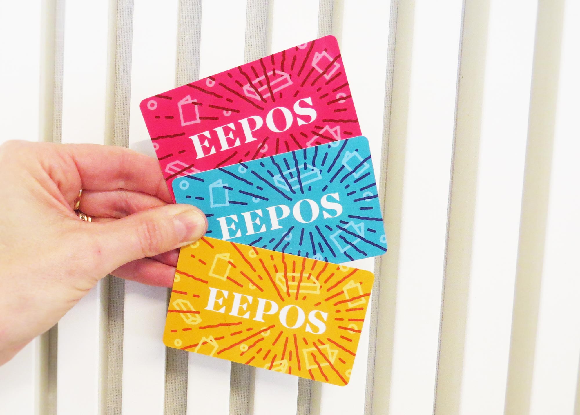 Eepos-kirjastokortit ovat pirteän värisiä