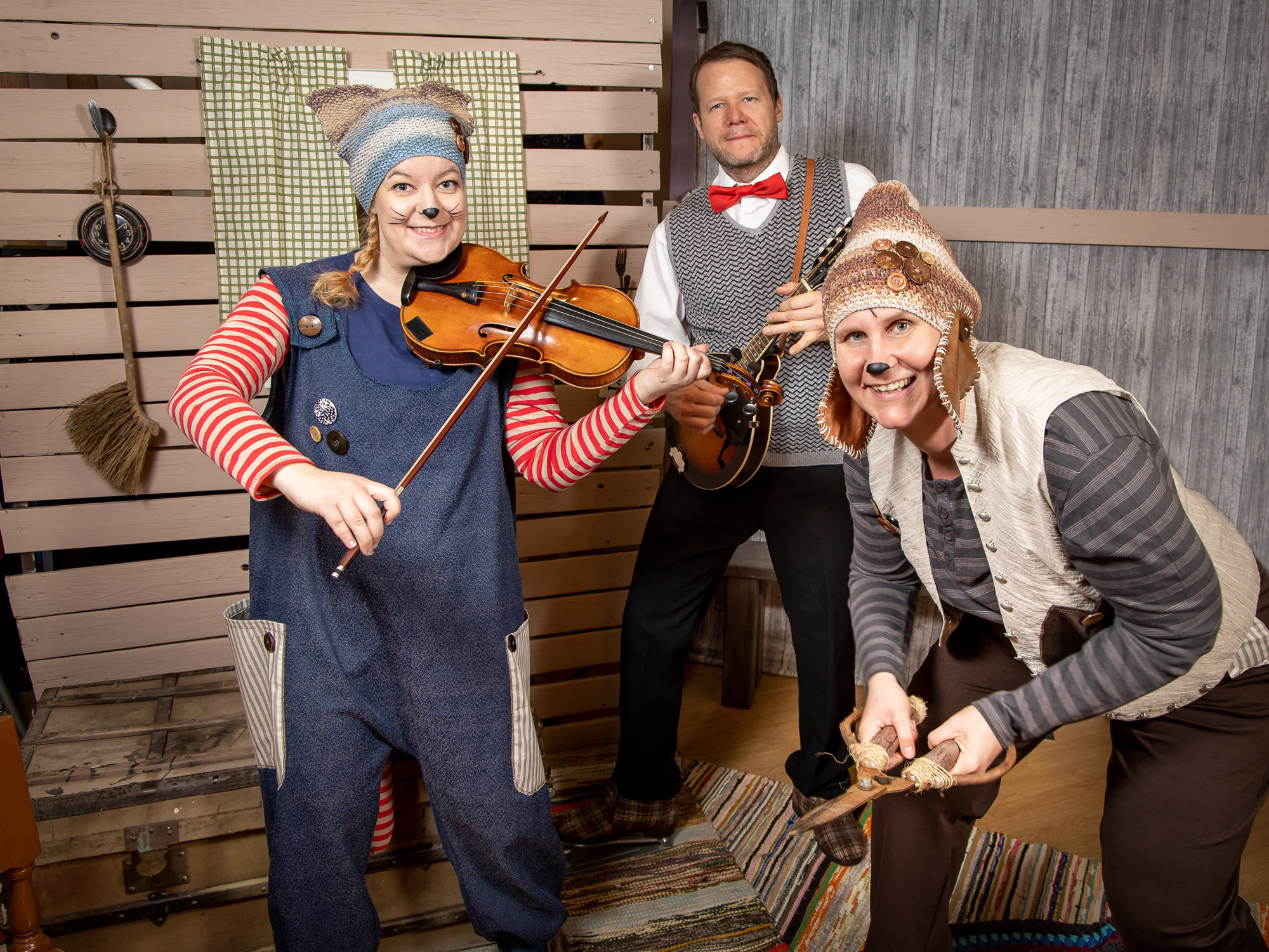 Maukka ja Väykkä -esityksessä nähdään ja kuullaan Eeva Kurssi, Laura Kivimäki ja Sami Silén.